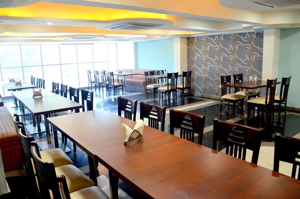 Geetika Galaxy Hotel 坎普尔 外观 照片