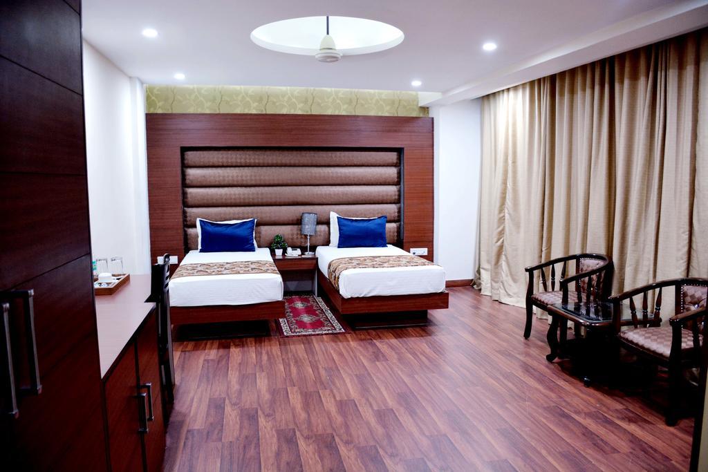Geetika Galaxy Hotel 坎普尔 外观 照片
