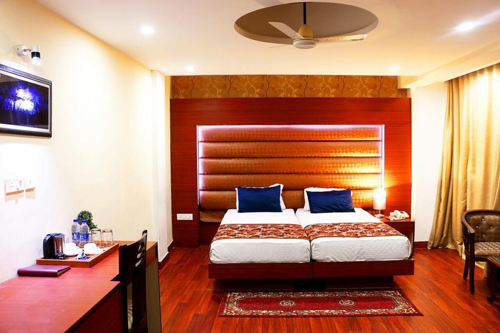 Geetika Galaxy Hotel 坎普尔 外观 照片